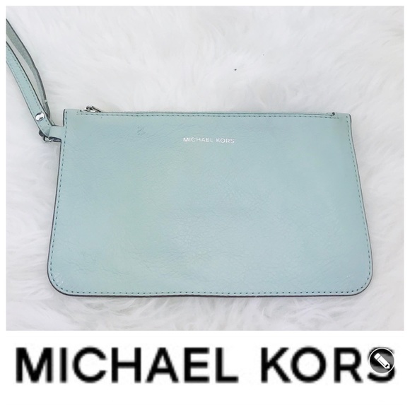 Michael Kors Handbags - 💕SALE💕 Michael Kors Bedford Flat Wristlet